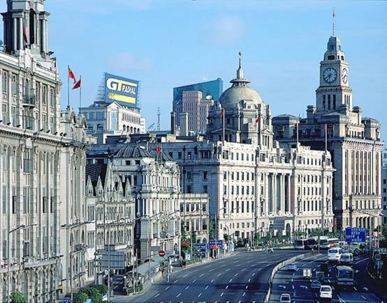 Stroll along the Bund