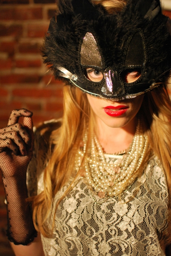 8 Ways to Wear Makeup inside Masquerade Masks