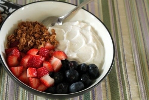 Low-Fat Yogurt with Blueberries and Strawberries