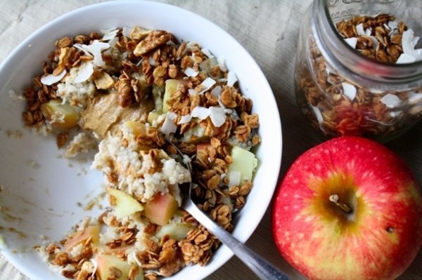 Oatmeal with Apples and Walnuts