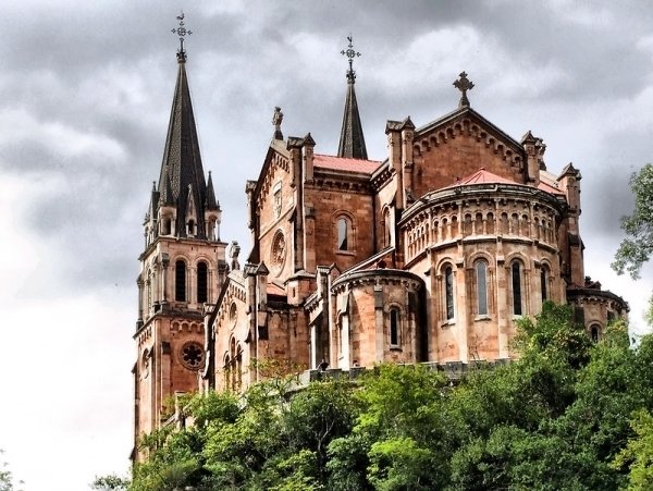 Basílica de Santa María la Real de Covadonga,historic site,landmark,building,cathedral,