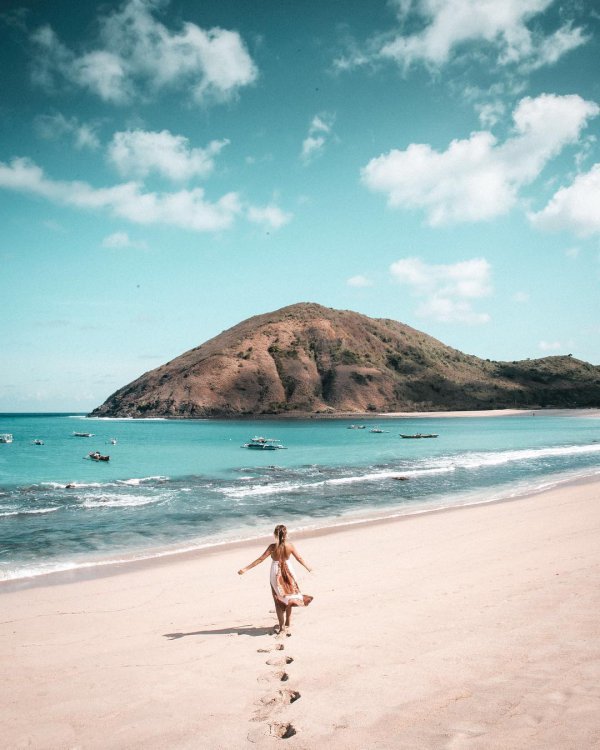 sea, coastal and oceanic landforms, beach, body of water, sky,