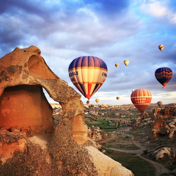 hot air balloon,hot air ballooning,aircraft,vehicle,atmosphere of earth,