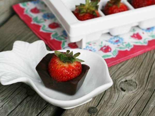 Ice Tray Chocolate-Covered Strawberries