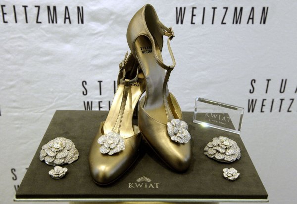 Stuart Weitzman – Retro Rose Pumps