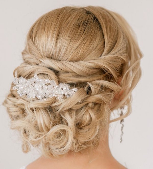 hair,hairstyle,bridal accessory,blond,long hair,