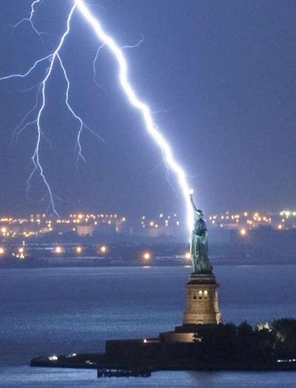 56 Stunningly Awesome Photographs Of Lightning