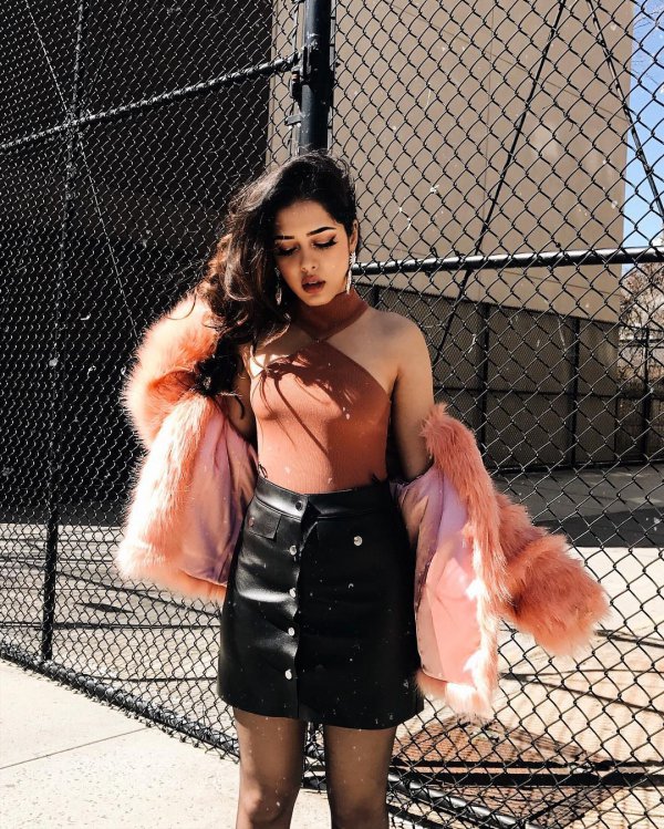 abdomen, fashion model, leg, black hair, girl,