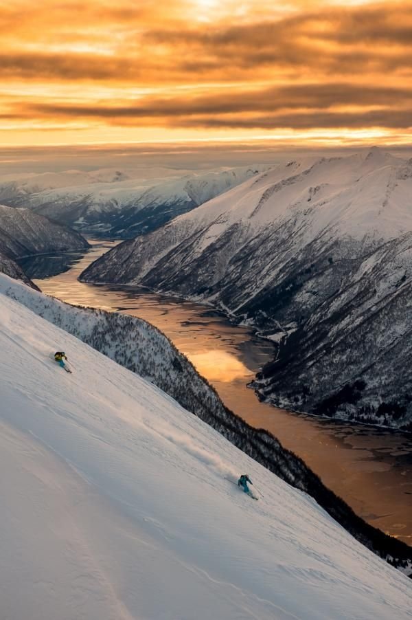 mountainous landforms,snow,atmospheric phenomenon,winter,mountain,