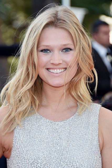 Toni Garrn's Beachy Waves and Nude Lips