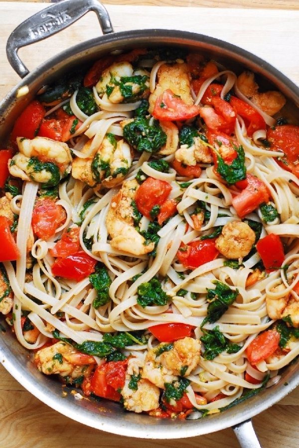 Shrimp, Fresh Tomatoes, and Spinach with Fettuccine Pasta