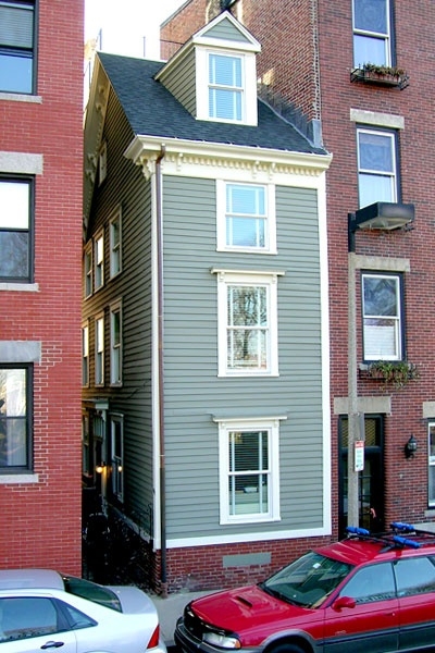 See the Skinny House - the Narrowest House in Boston