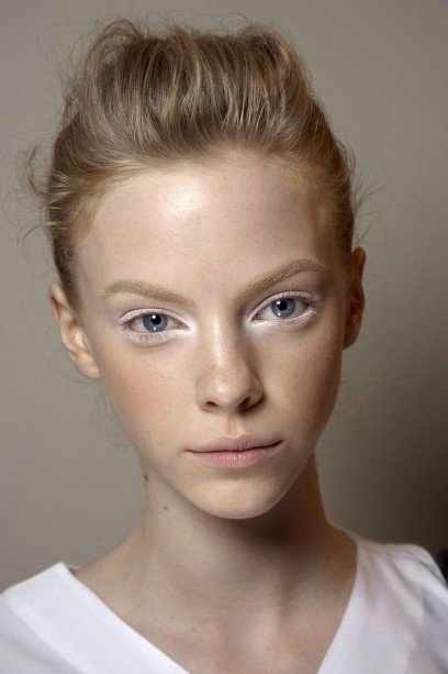 7 Tips for Looking Great While Wearing White Makeup