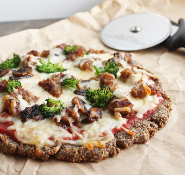 Red Pepper Flax Crust, Sundried Tomato Sauce, and Pine Nut Cheese, and Veggies