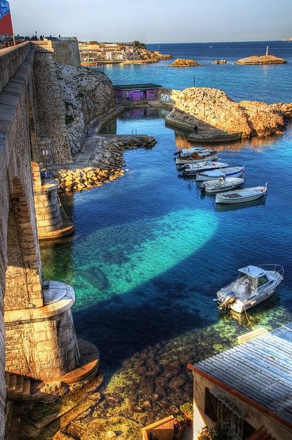 Explore the "Le Vallon Des Auffes" District