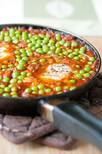 Portuguese Braised Peas with Eggs