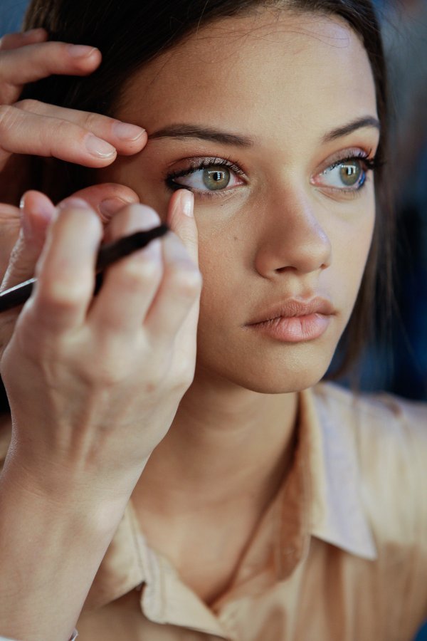 Resist the Temptation to Wear Silver Eye Make-up