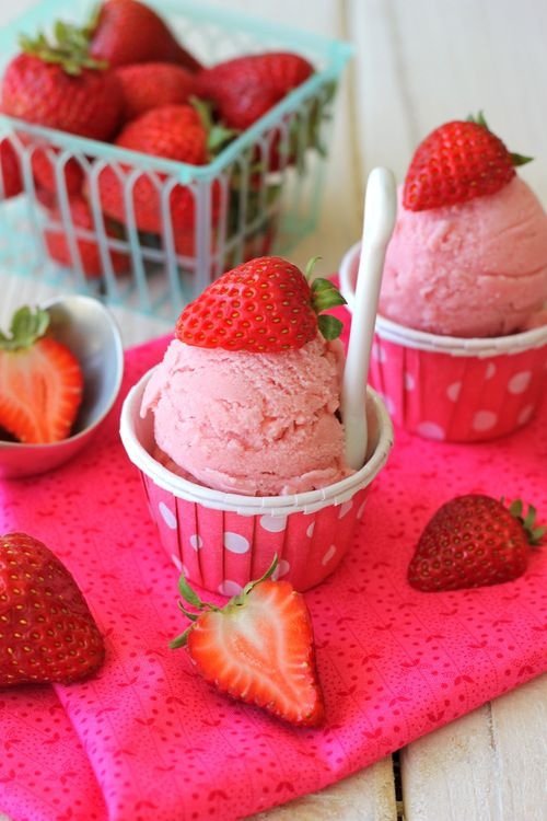 3 Ingredient Nonfat Strawberry Frozen Yogurt