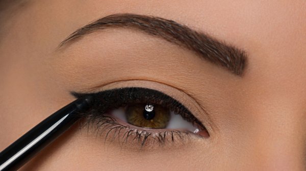 Trace a Cat Liner Line along the Base of the Upper Lashes