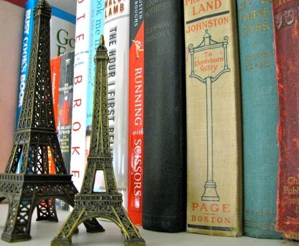 How to Create a World Travel Theme for Your Bedroom