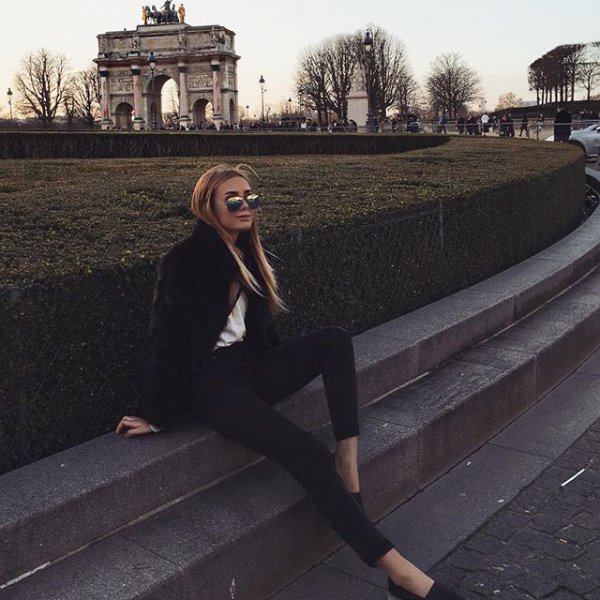 Arc de Triomphe du Carrousel, Hotel France Louvre, photograph, black, human positions,