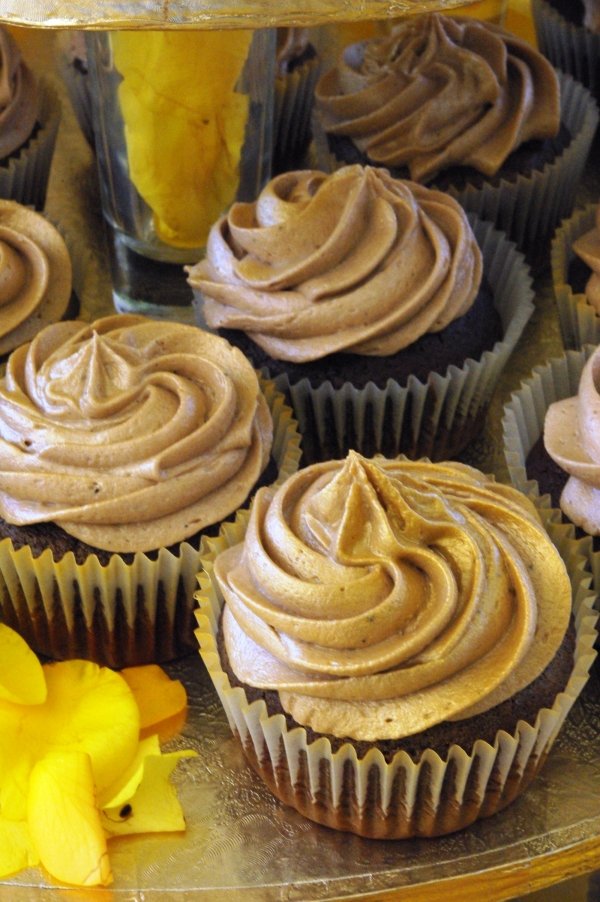 How to Make Gold Icing  Gold food coloring, Cupcake decorating