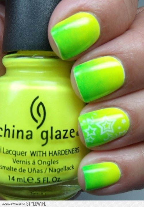 Ni verde ni amarillo, el color lima reinará en tus uñas este verano