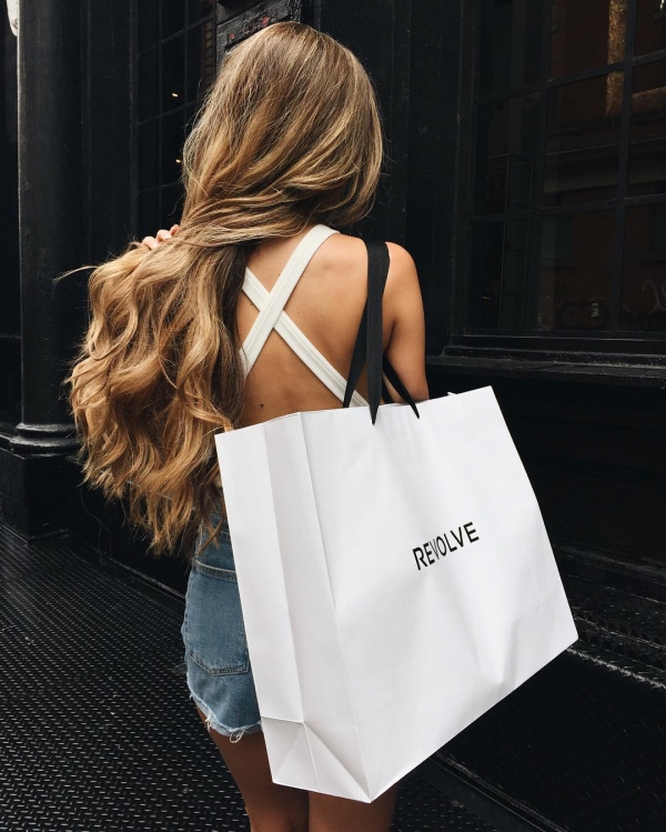 handbag,white,clothing,hairstyle,bag,