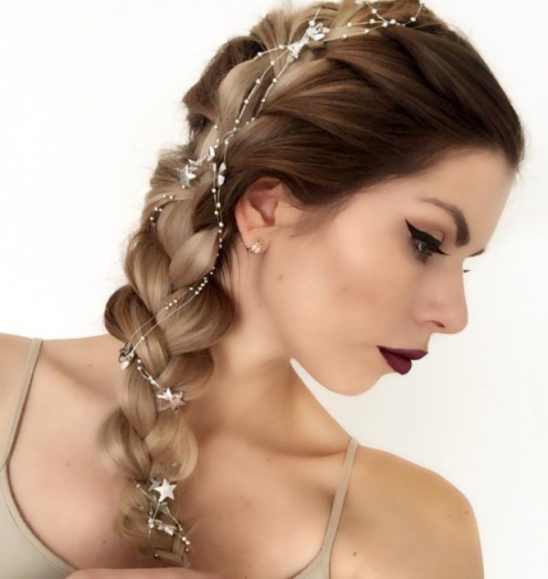 hair, jewellery, hair accessory, headpiece, hairstyle,