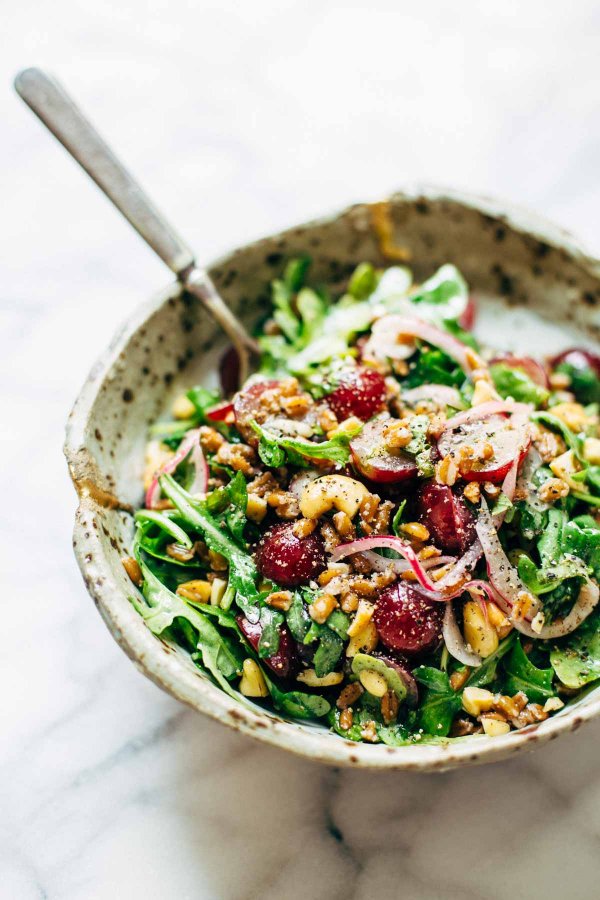 Arugula Salad with Grapes and Onion