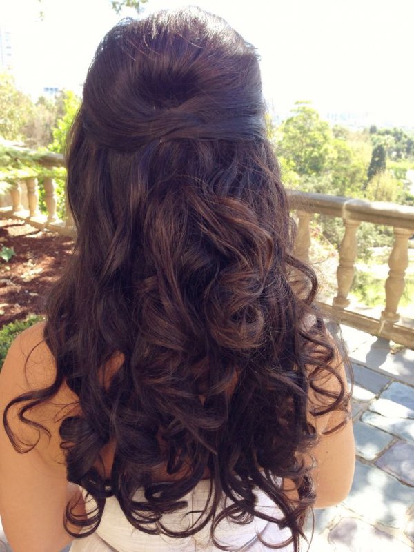 Perfect Curls in a Half-up Style