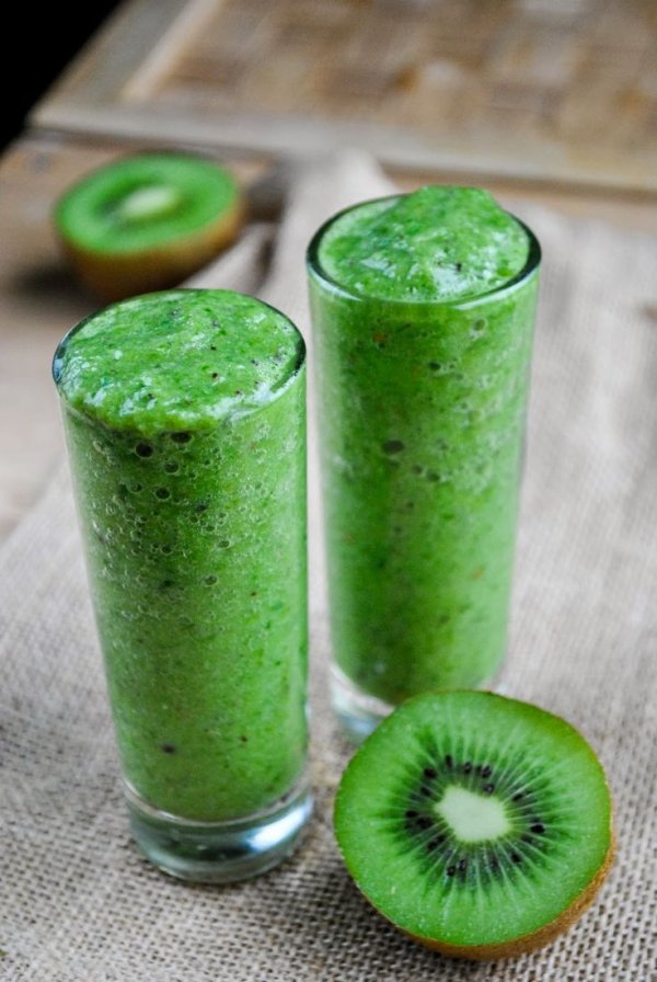 Green Kiwi Smoothie with Spinach, Cucumber, and Banana