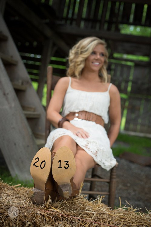 unique senior picture ideas for country girls