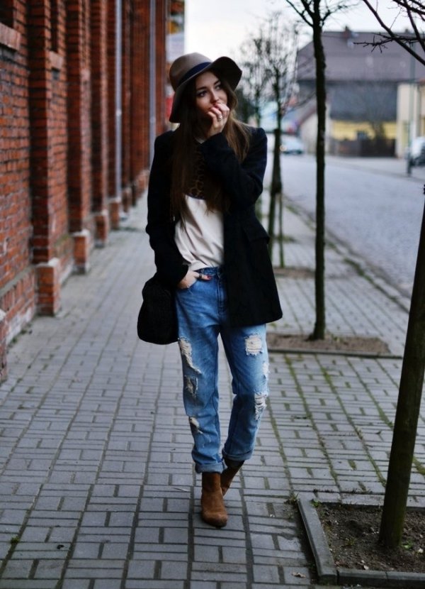 Boyfriend Jeans + Floppy Hat