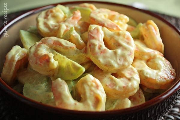 Ensalada cremosa de camarones y apio