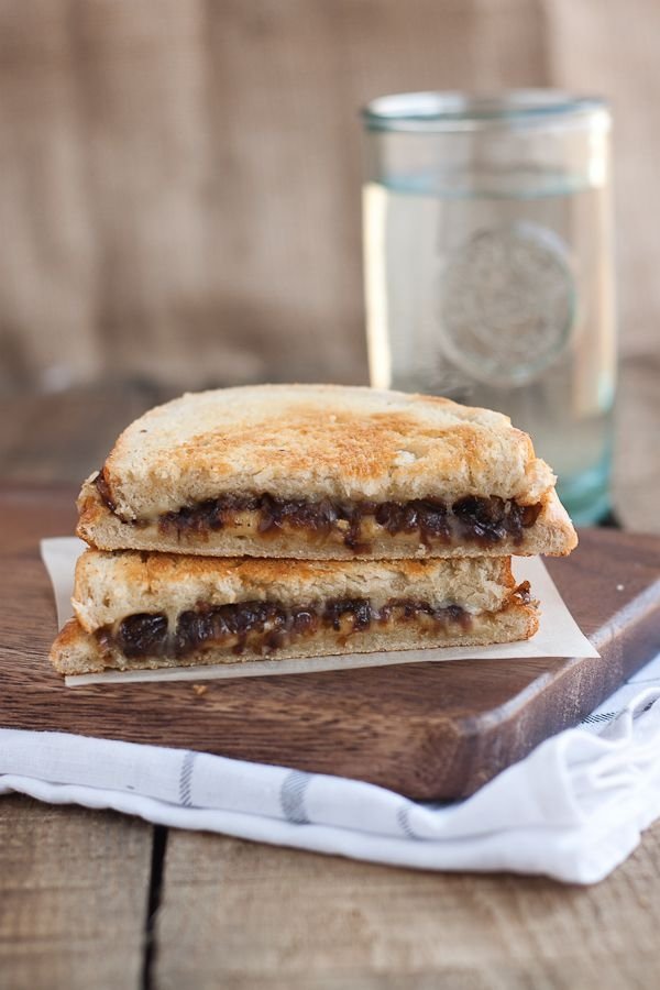 Französisches Zwiebel-Käse-Sandwich vom Grill