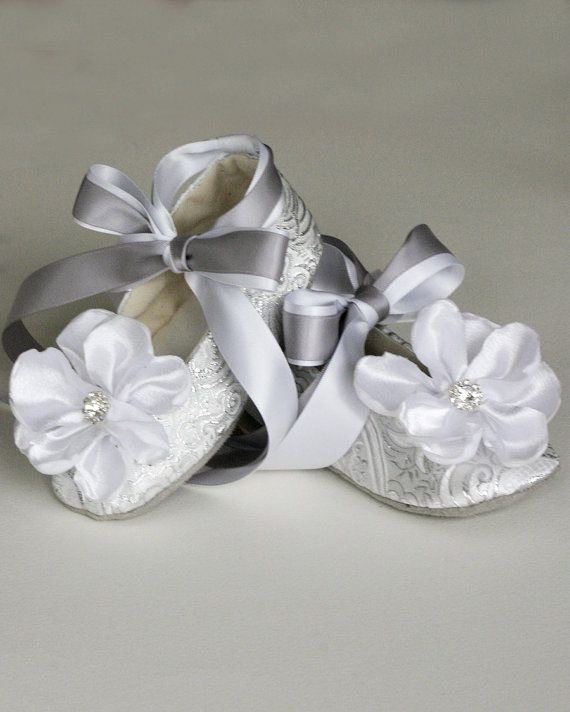 white,clothing,fashion accessory,petal,headpiece,