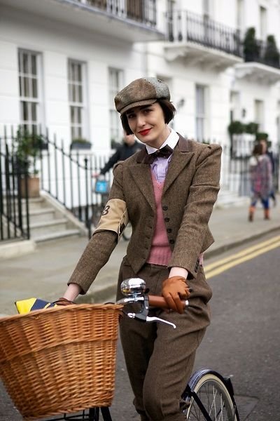 30 Girls on Bikes Looking Good in Street Style ...