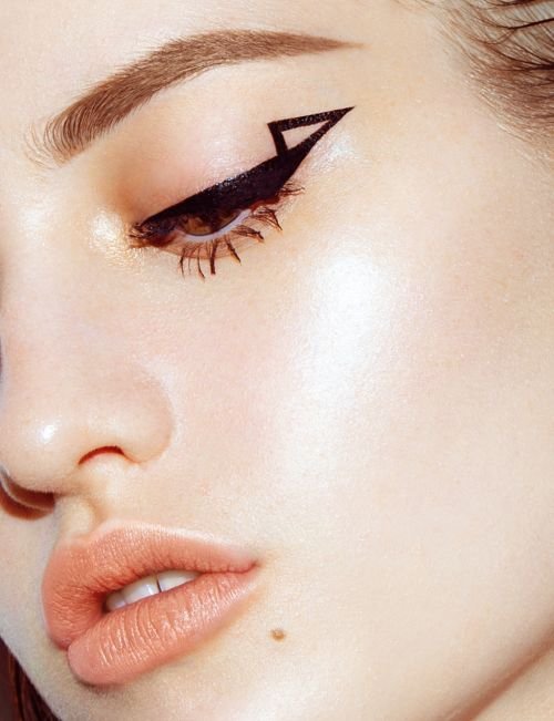 How To Wear The Graphic Liner Trend This Fall In Photos