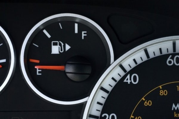 The Little Arrow on Your Gas Gauge is There to Tell You What Side Your Gas Tank is on