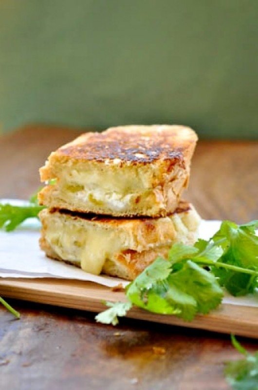 Queso a la parrilla con camarones y chiles verdes