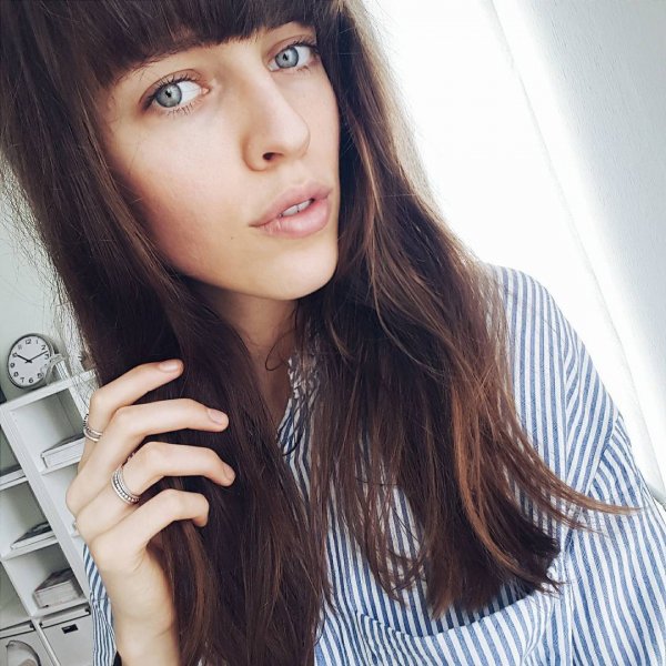 Katharina's Brow-length Bangs