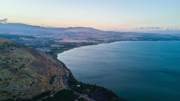 Body of water, Sky, Coast, Water resources, Sea,