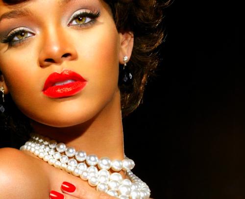 Rihanna: Red Lips