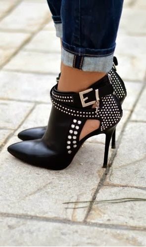 footwear,high heeled footwear,shoe,leg,leather,