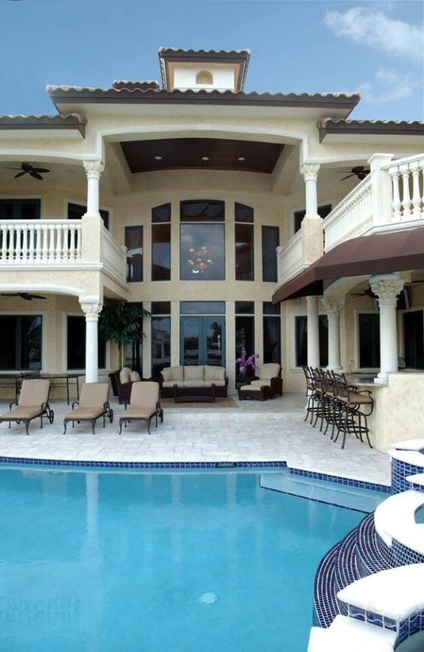 Tall Ceilings and Large Pool