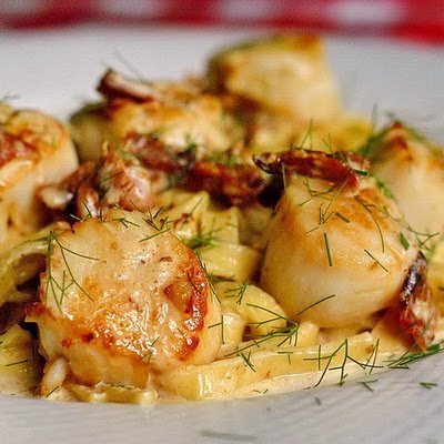 Pan Seared Scallops with Fettuccine in Bacon Fennel Cream Sauce