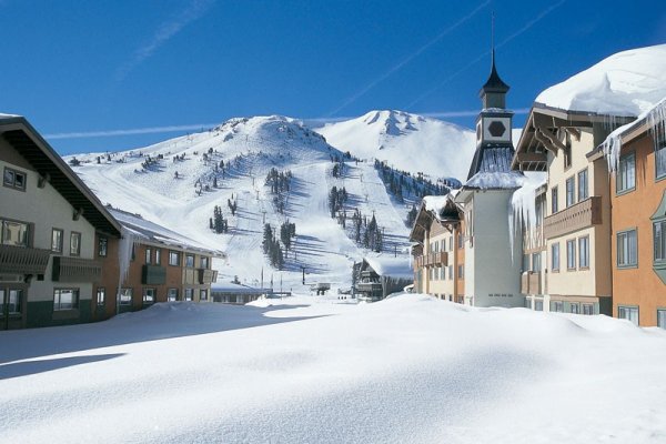 Sunshine and Skiing in Mammoth, USA