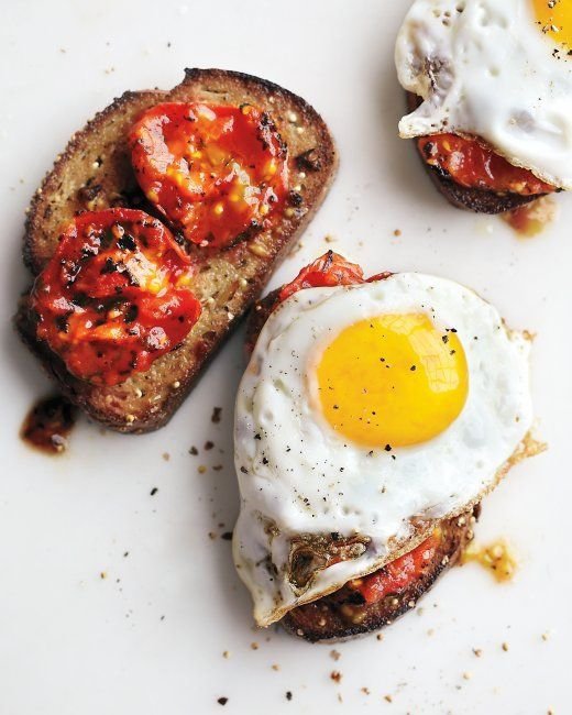 Charred Tomatoes with Fried Egg on Garlic Toast