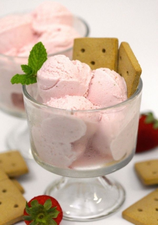 Strawberries and Cream Ice Cream